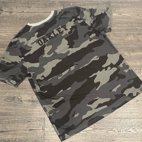 Green, Grey, and Dark Green Oakley Camo Tee XXL Custom Fit New without Tags - Picture 6 of 9